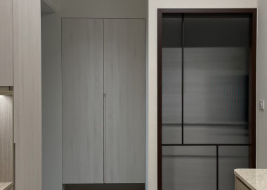 空間整體以淺色木紋為主,將玄關過道與餐廳做結合,在小坪數的坪效內積極規劃收納機能,打造不同使用情境可靈活運用的空間